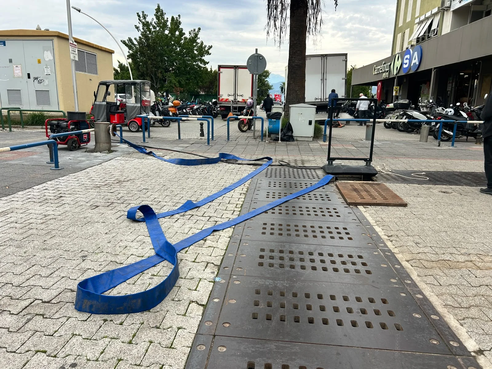 Fethiye’de Dispanser Sokak’ta Yağmur Suları Altyapı Hattından Tahliye Ediliyor