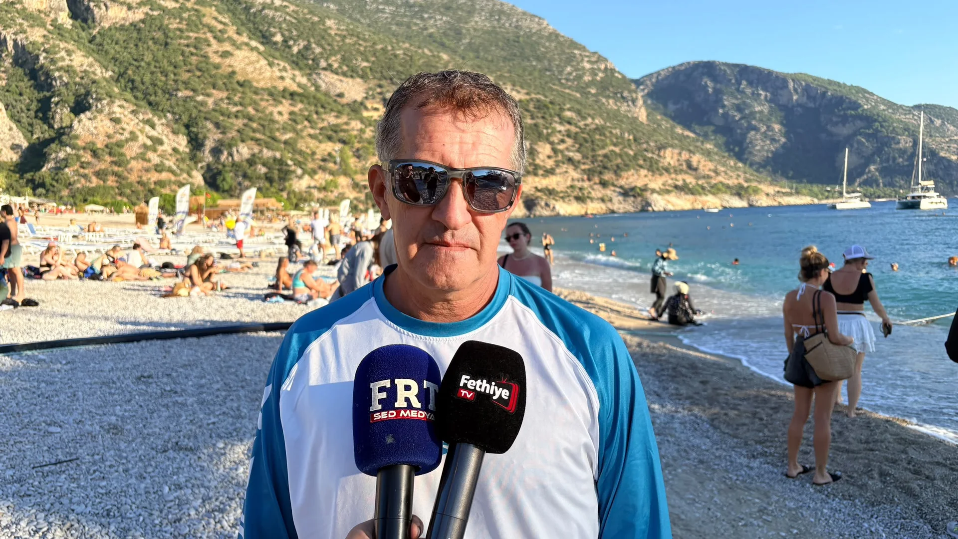 Ölüdeniz’de Taksi Botlar, Denize Düşen Yamaç Paraşütçülerinin Yardımına Koşuyor