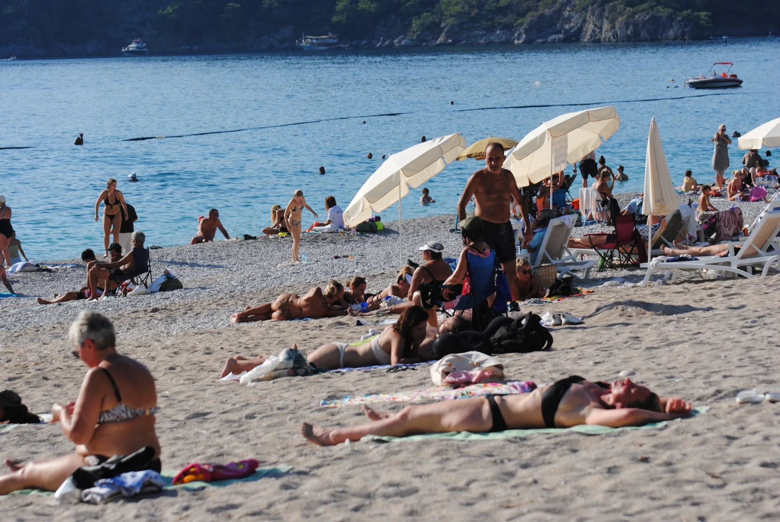 Fethiye’de Turistler Denize Girdi