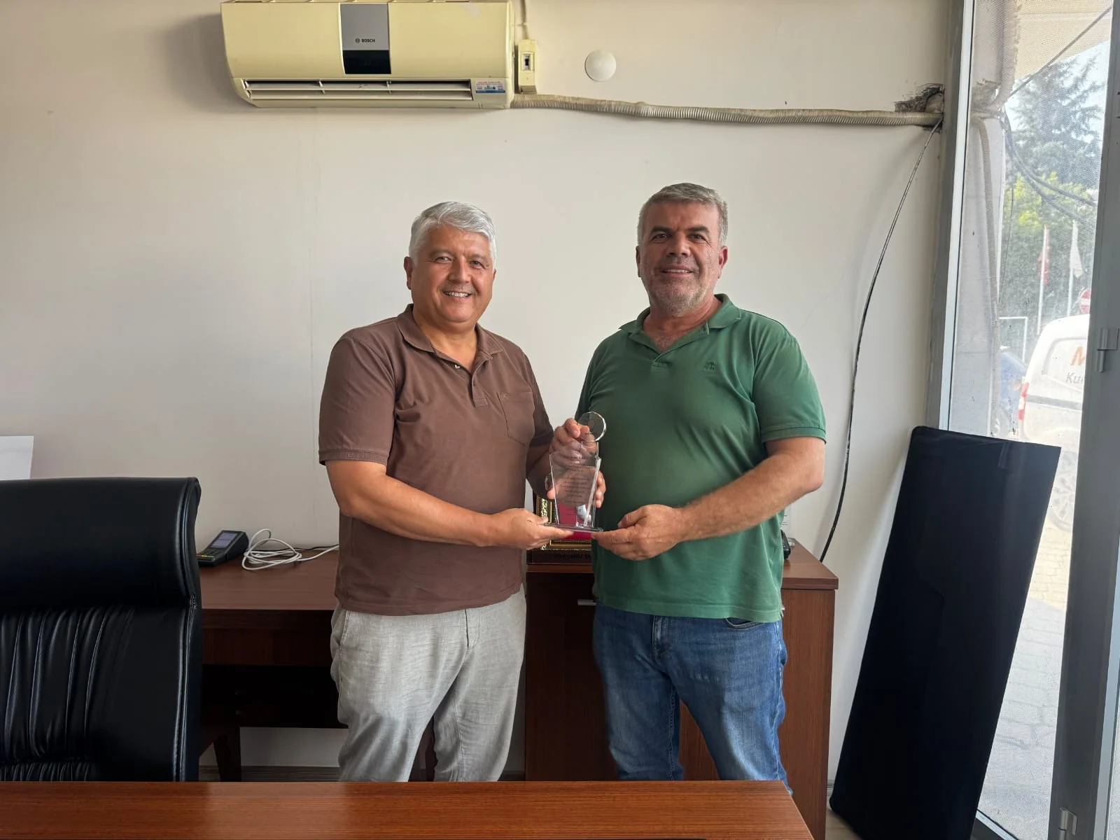Başkan Büklü’den Seydikemer Güreş Ağalarına Plaket