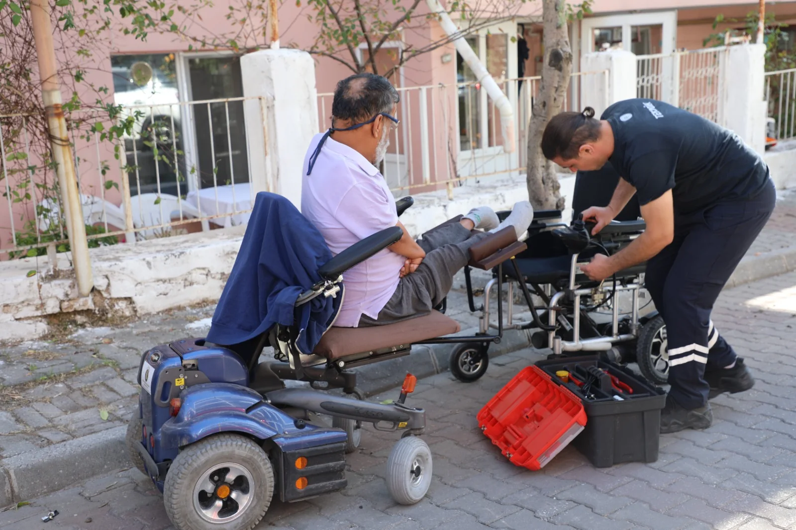 Fethiye’de Engelli Bireylere Ücretsiz Sandalye Tamiri Desteği