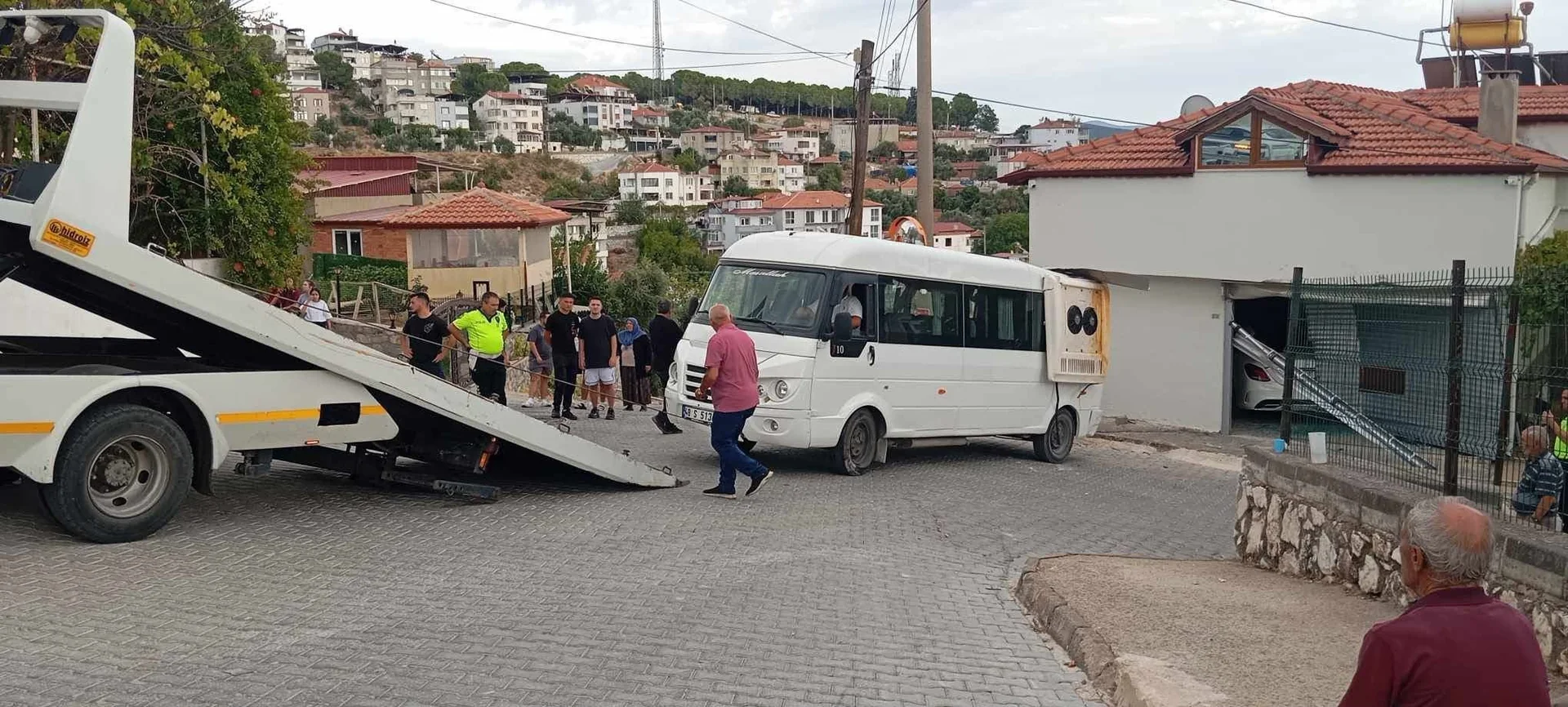 Park Halindeki Öğrenci Minibüsü Hareket Etti, Garaja Çarptı: 4 Öğrenci Yaralandı