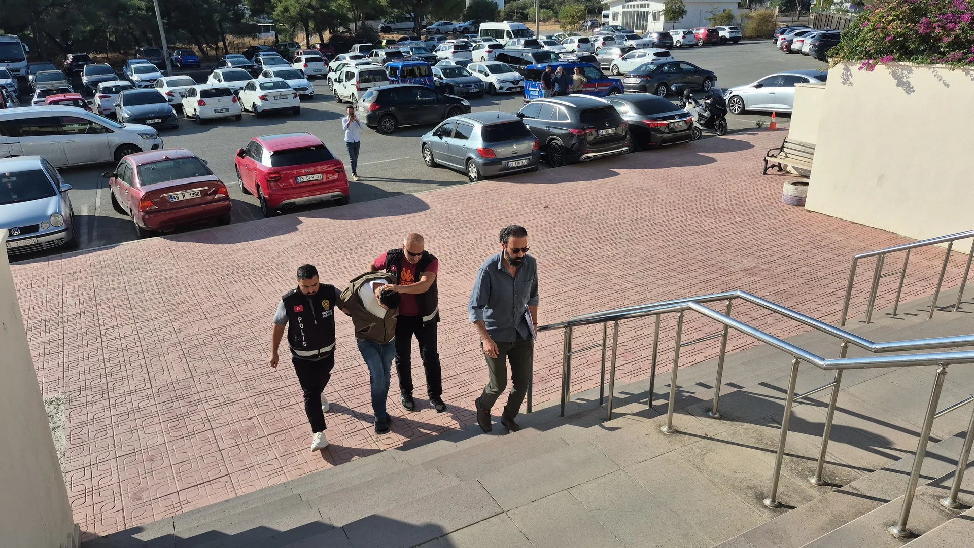 Bodrum'da Apart Otelde Çıkan Kavgada Arkadaşını Bıçaklayan Şüpheli Adliyeye Sevk Edildi