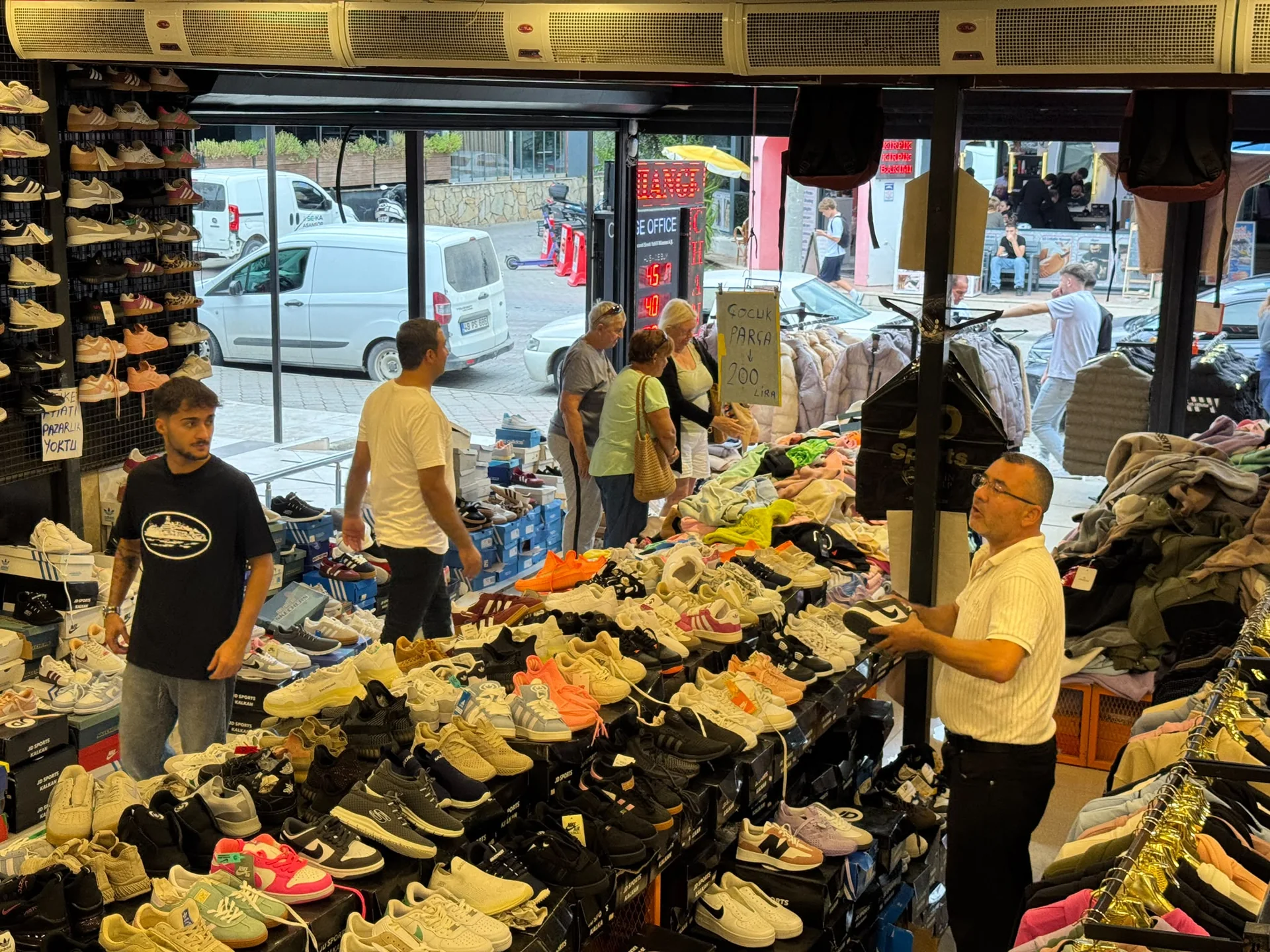 Çalış’ta Tekin Sports’un Sezon Sonu İndirimleri Başladı