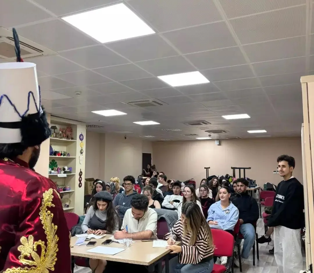 Muğla’da Gençler Kendi Skeçlerini Sahneledi: “Sahne Gençlerin, Hikaye Bizim”