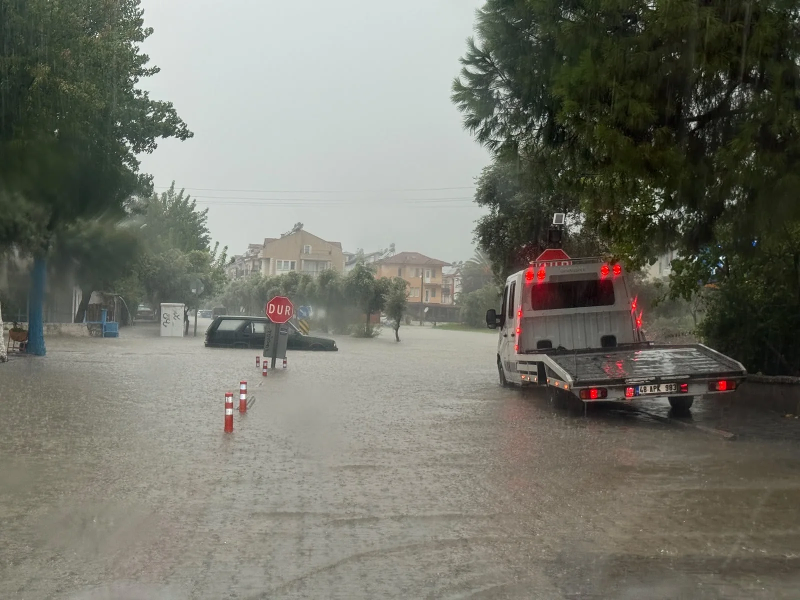 Fethiye’de Sağanak Hayatı Felç Etti, Yollar Sular Altında Kaldı