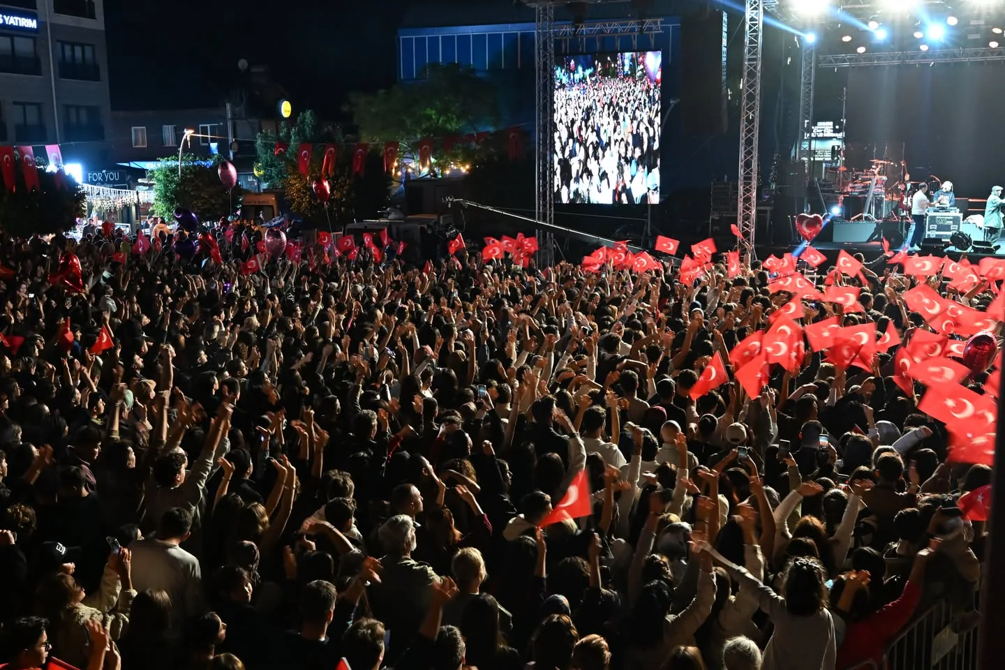 Fethiye’de Meydan Doldu Taştı! Derya Uluğ Sahne Aldı