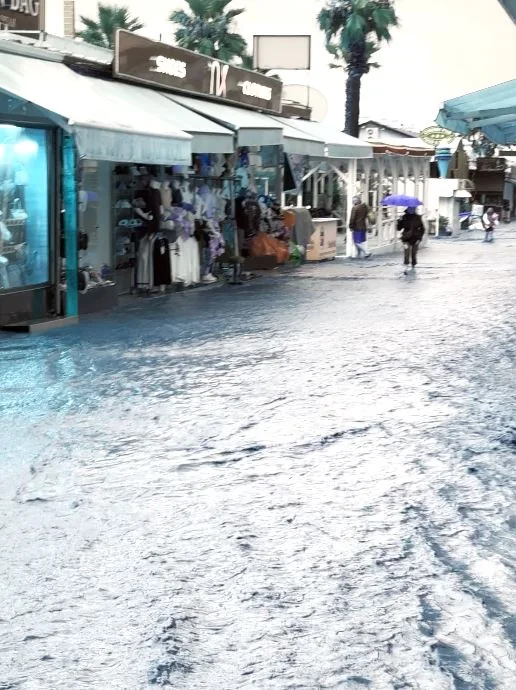 Fethiye’de Sağanak Hayatı Felç Etti, Yollar Sular Altında Kaldı