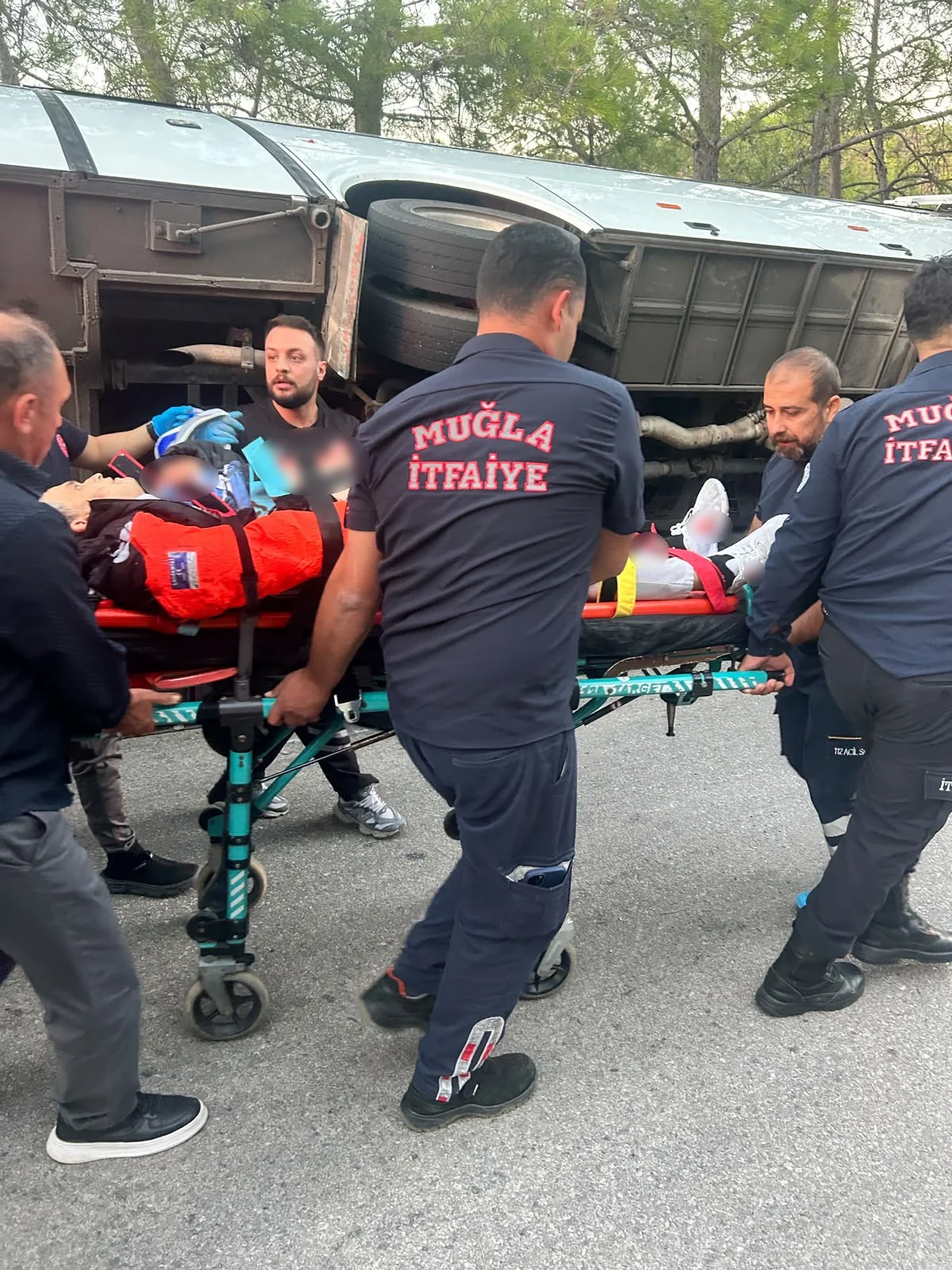 Marmaris’te Otel Personelini Taşıyan Servis Minibüsü Devrildi: 2’si Ağır 3 Yaralı