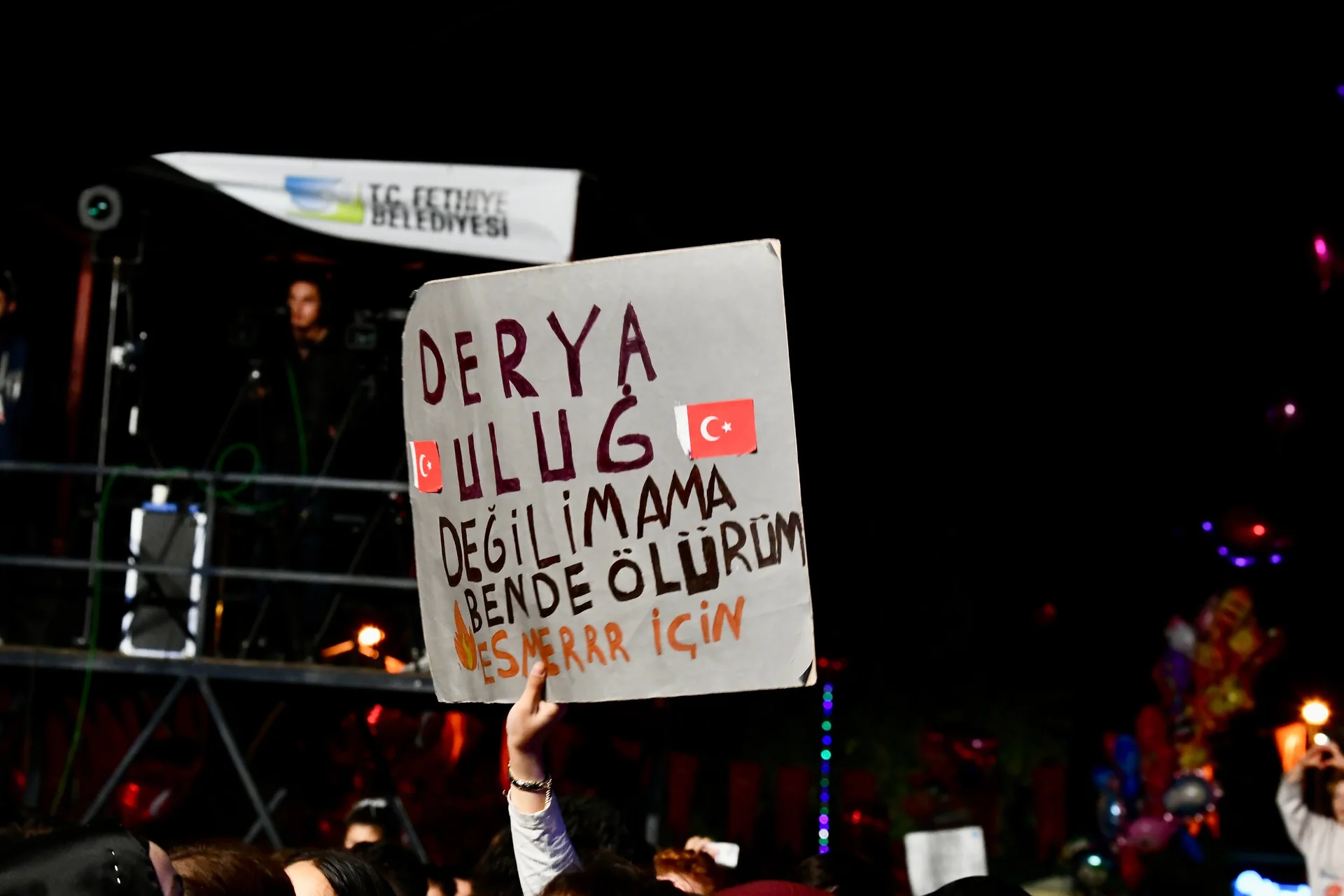 Fethiye’de Meydan Doldu Taştı! Derya Uluğ Sahne Aldı