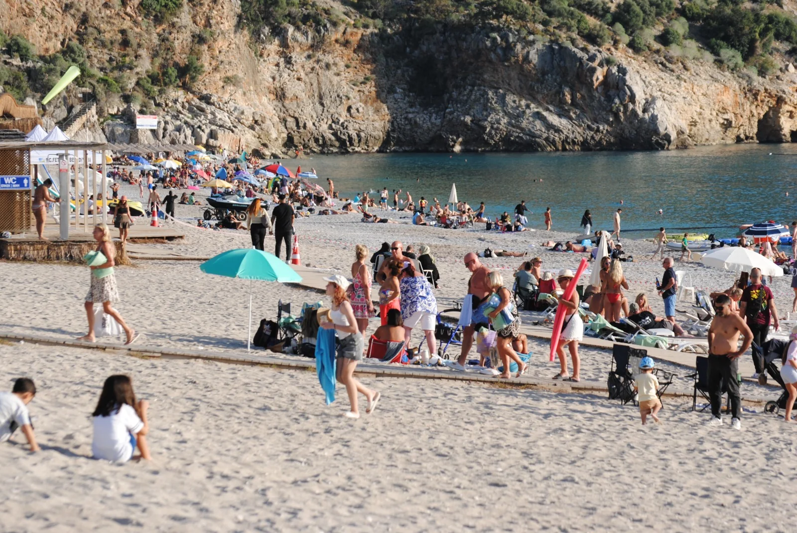 Fethiye’de Turistler Denize Girdi