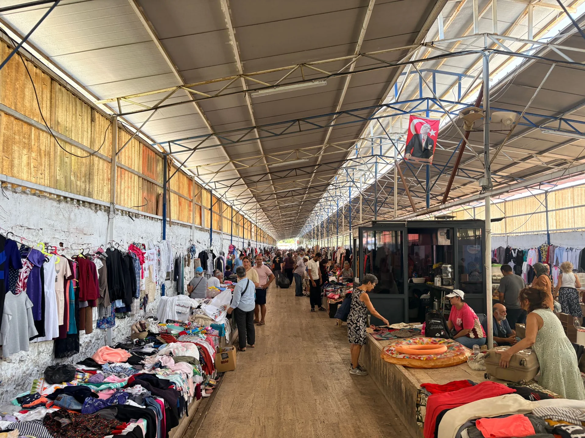 Fethiye’de İkinci El Pazarı Hem Cebe Hem Öğrencilere Destek Oluyor