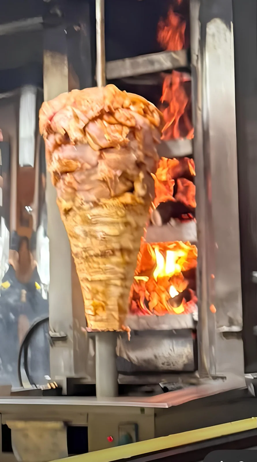 Fethiye’de Döner Salonunda Pişmiş Dönerin Üzerine Çiğ Tavuk Eti Takıldı
