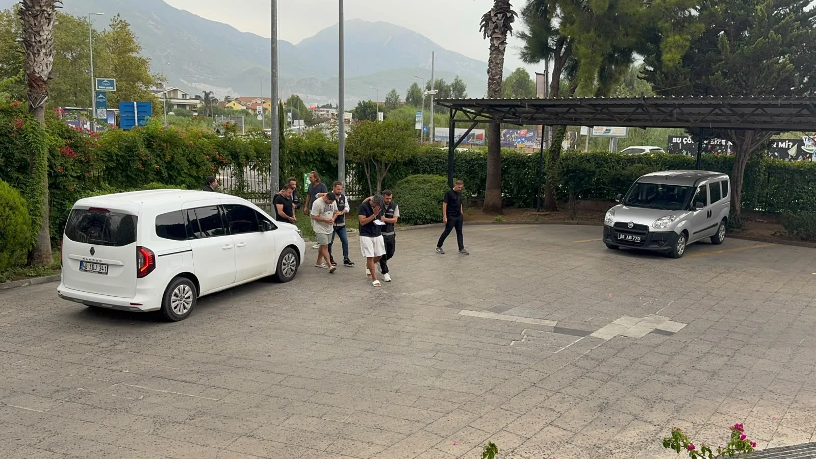 Fethiye’de Silahlı Saldırı Soruşturmasında 3 Şüpheli Adliyeye Sevk Edildi