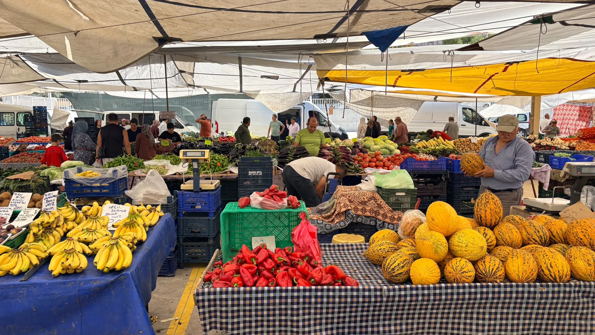 Taşyaka Semt Pazarı’nda Esnaf Hareketlilik Bekliyor