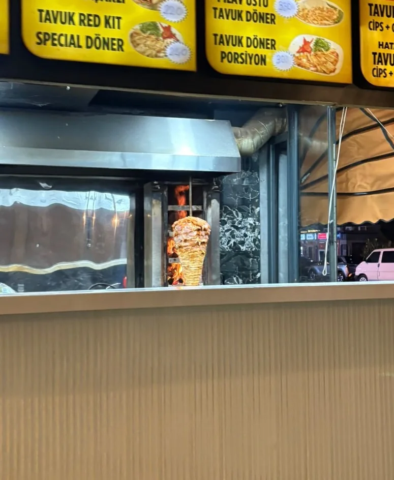 Fethiye’de Döner Salonunda Pişmiş Dönerin Üzerine Çiğ Tavuk Eti Takıldı