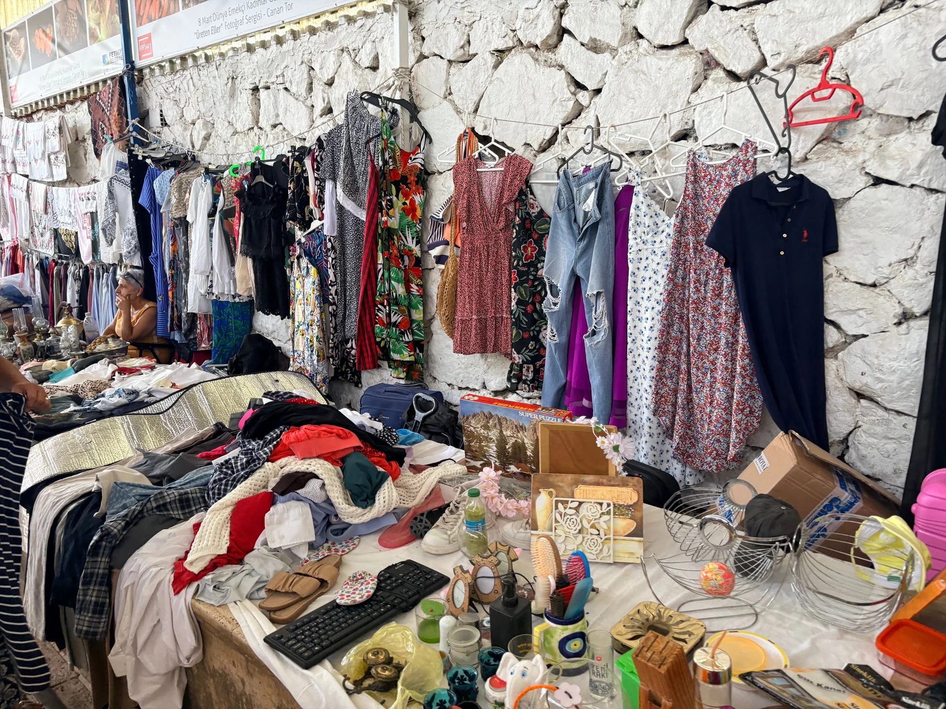 Fethiye’de İkinci El Pazarı Hem Cebe Hem Öğrencilere Destek Oluyor