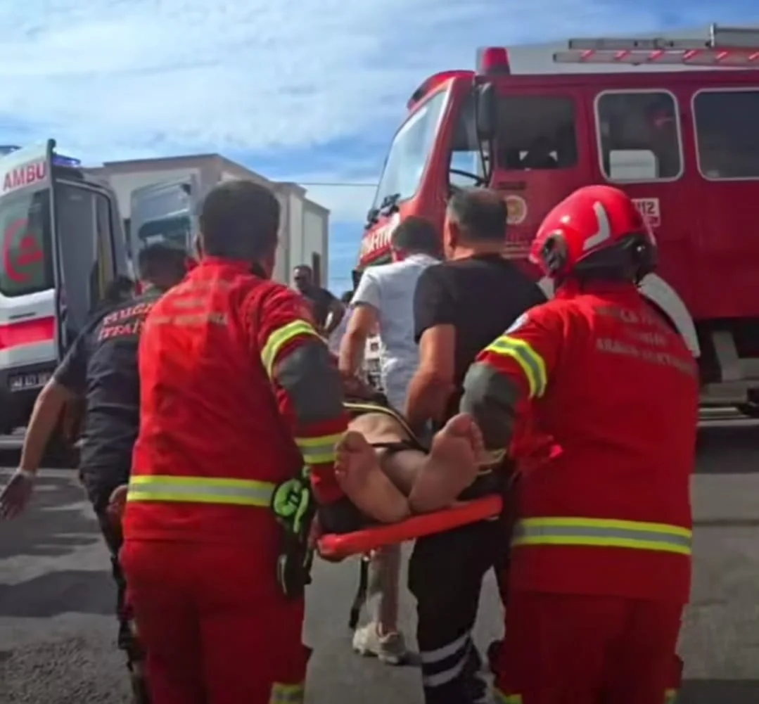 Motosiklet Kamyonun Altında Sıkıştı: Sürücü Yaralı Kurtarıldı