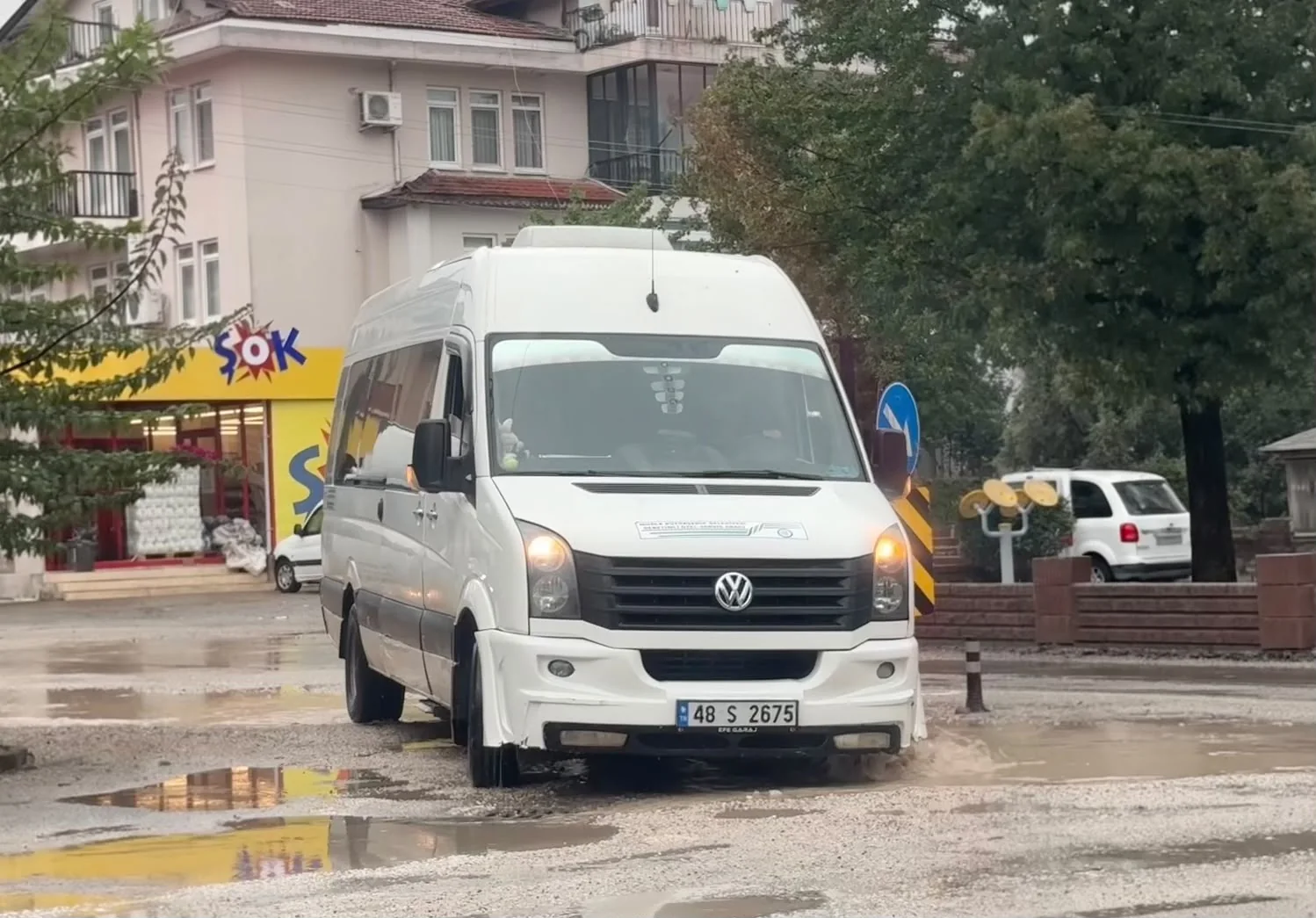 Fethiye’de Yağışla Birlikte Ara Yollar Çamura Döndü