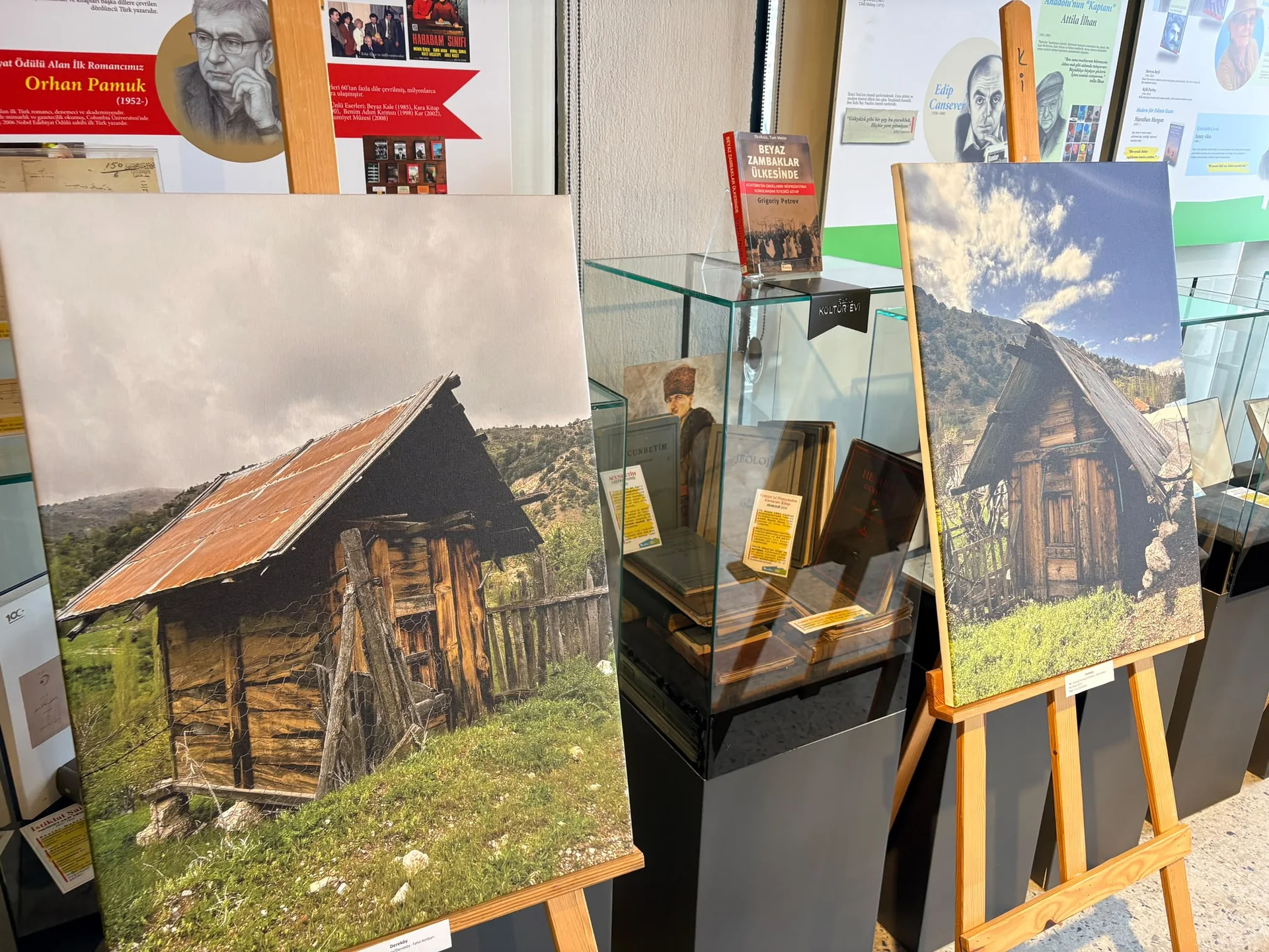 “Kayıp Fısıltılar, Yürüyen İzler” Sergisi Fethiye’de Devam Ediyor