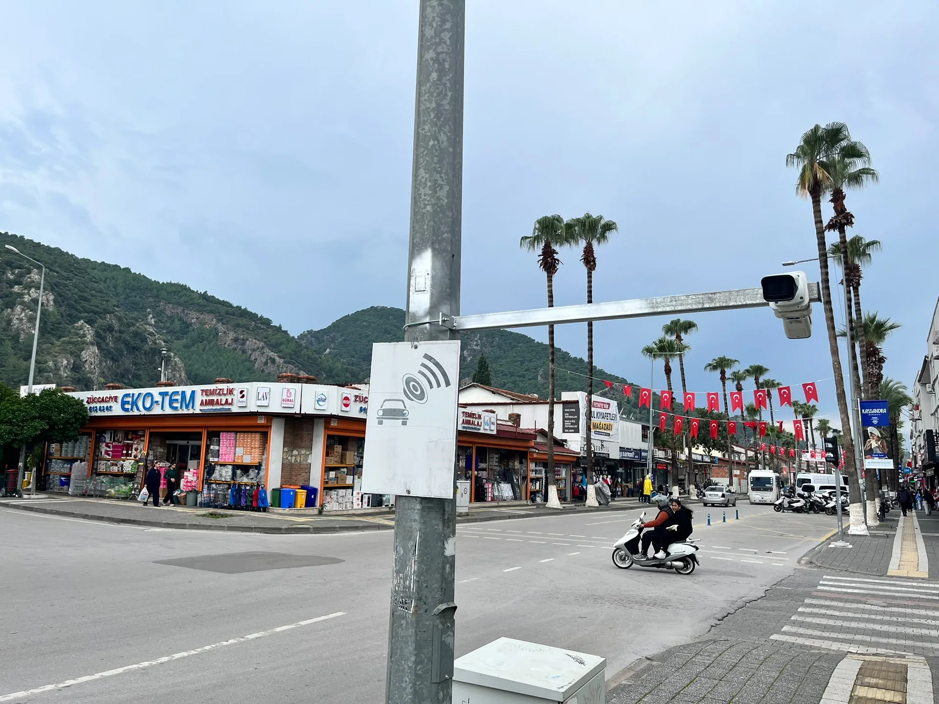 Fethiye’de Kaldırımda Motosiklet Sürenlere Kameralı Denetim