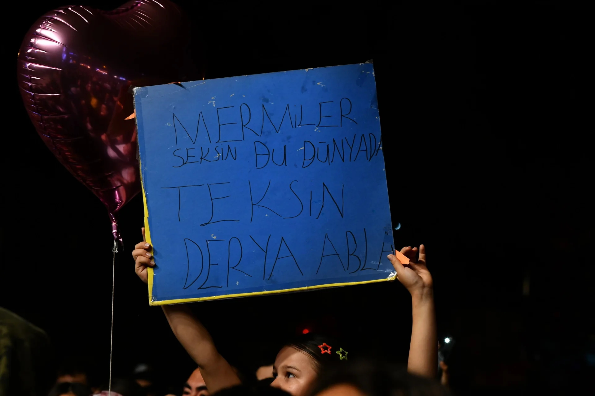 Fethiye’de Meydan Doldu Taştı! Derya Uluğ Sahne Aldı