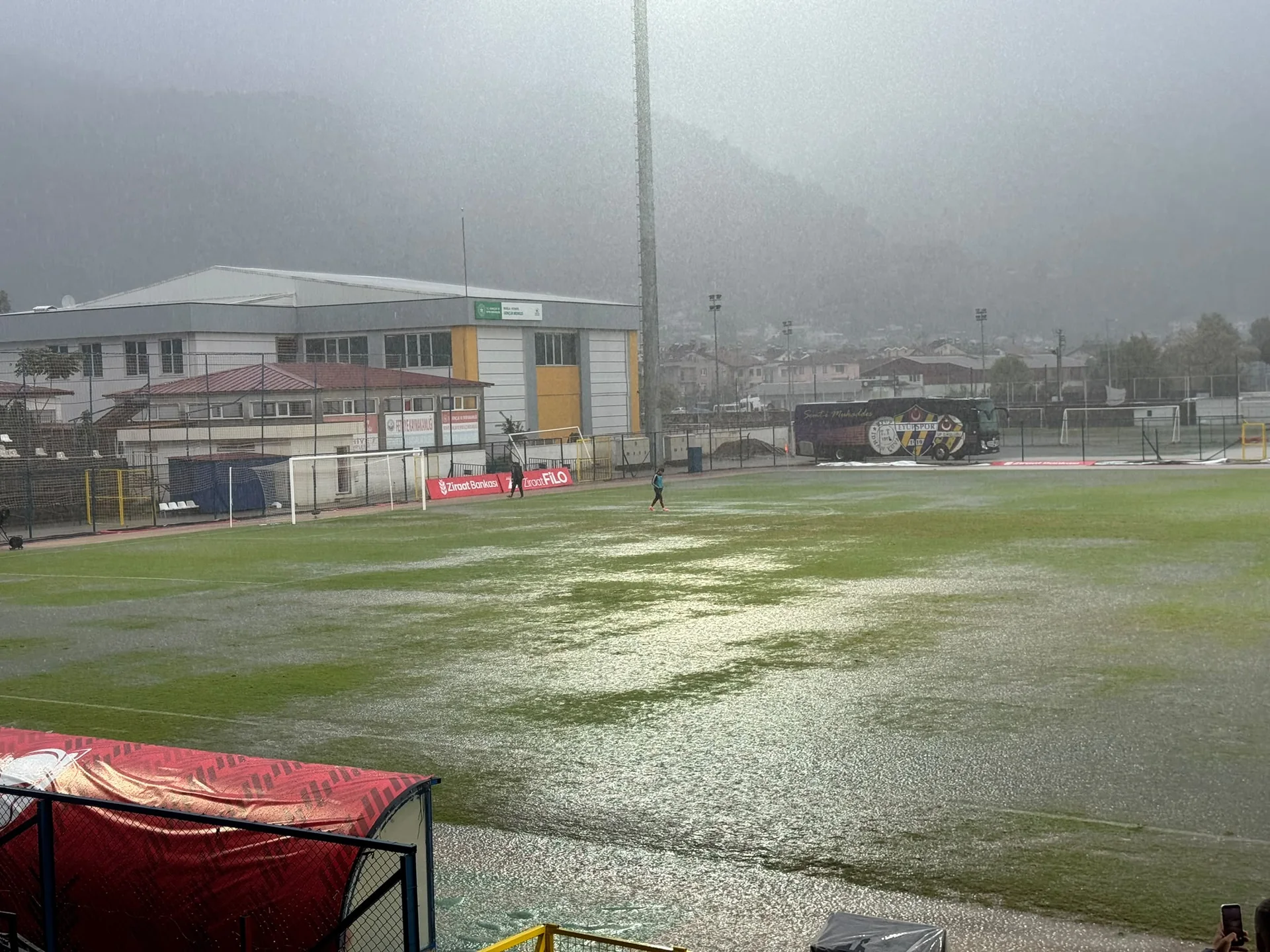 Fethiyespor-Eyüpspor Maçı Şiddetli Yağışa Takıldı