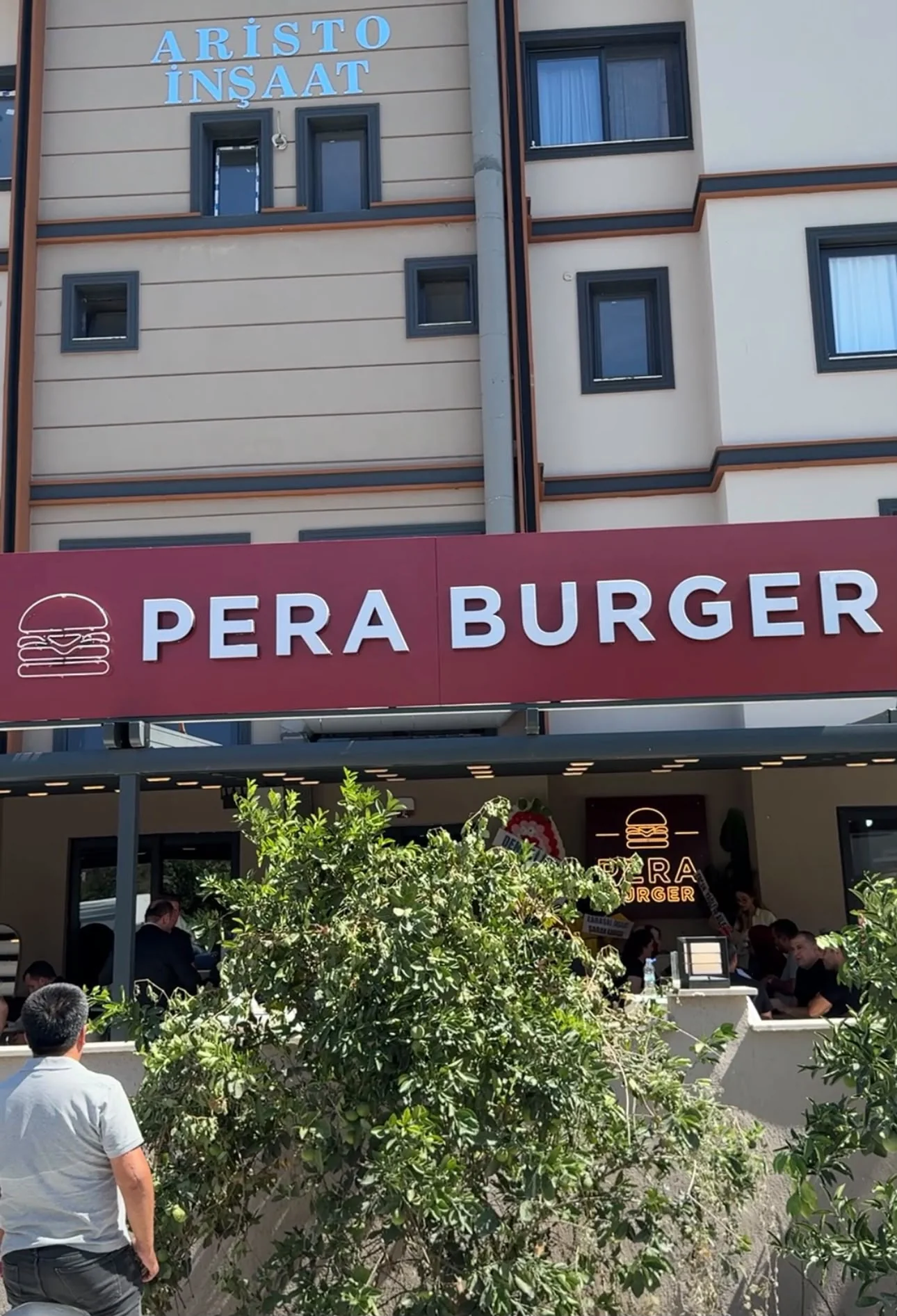 Pera Burger ve Lura Kafe Törenle Hizmete Açıldı
