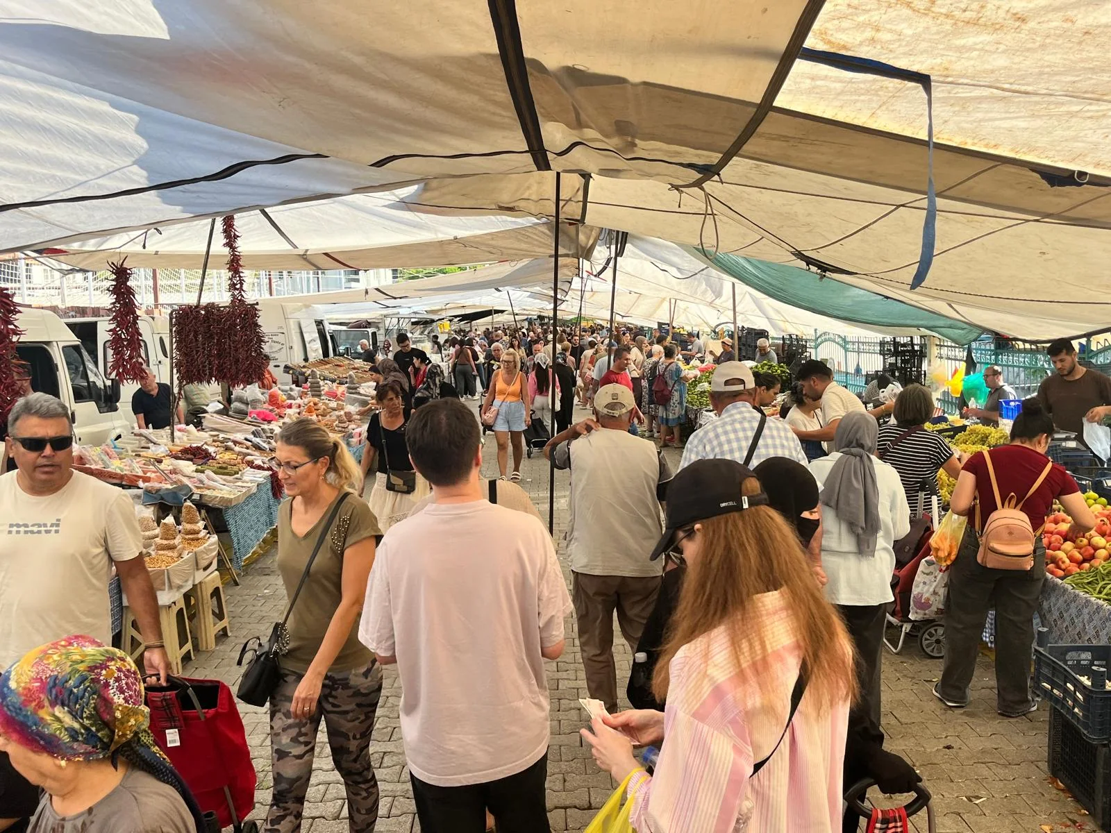 Fethiye Salı Pazarı’nda Turist Yoğunluğu