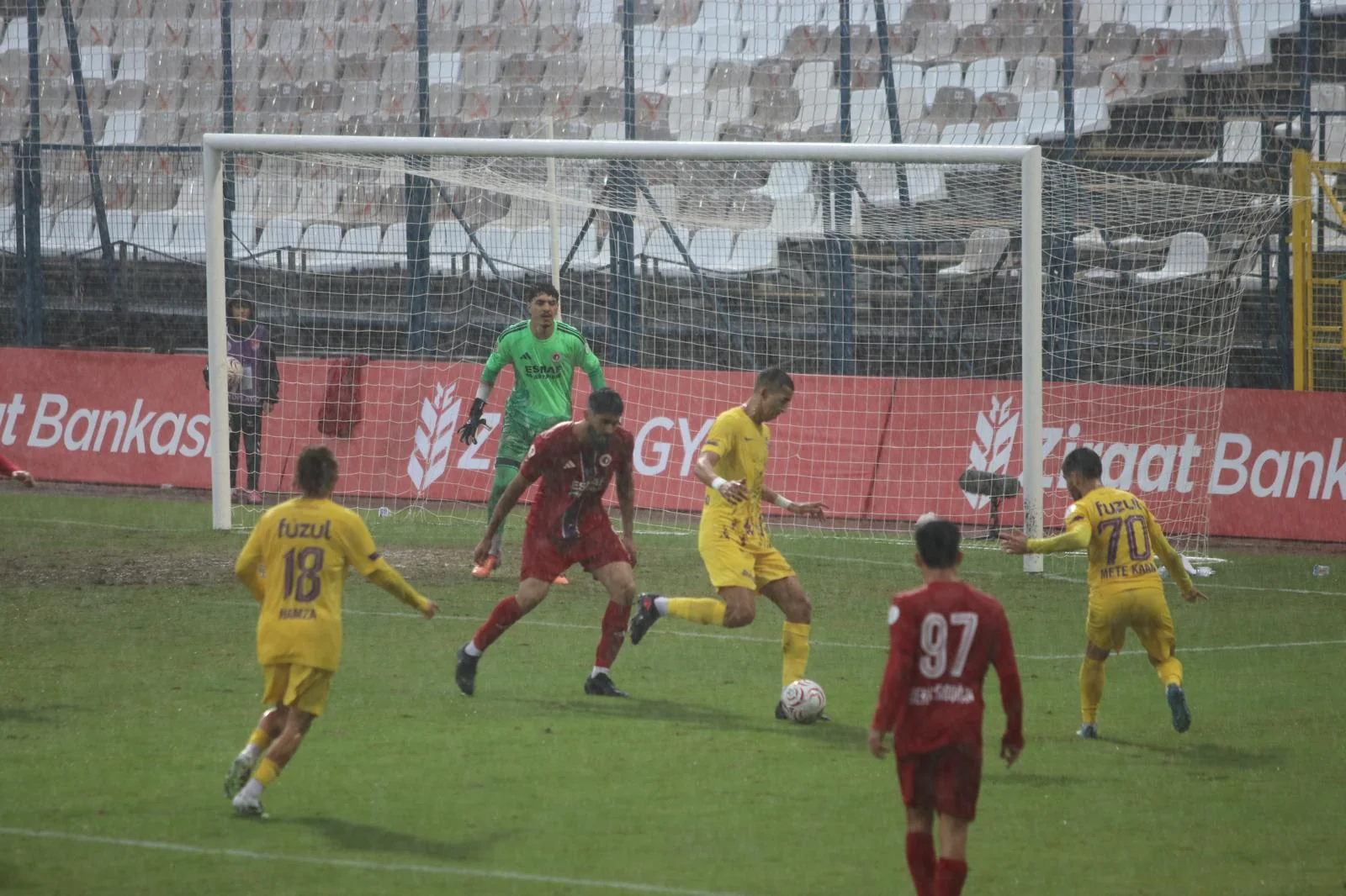 Fethiyespor-Eyüpspor Maçı Şiddetli Yağışa Takıldı