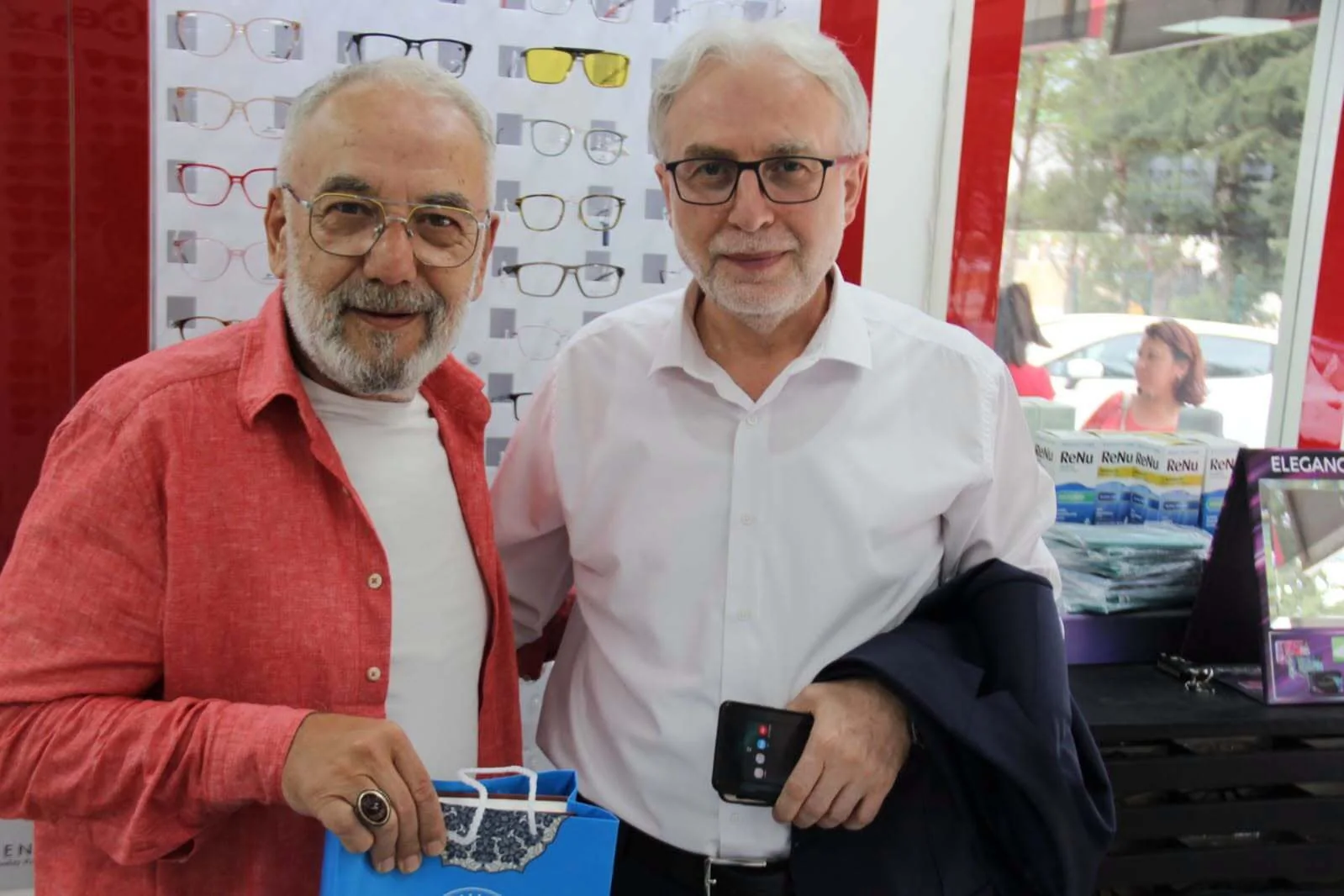 Vali Akbıyık’tan Yılın Ahisine Plaket