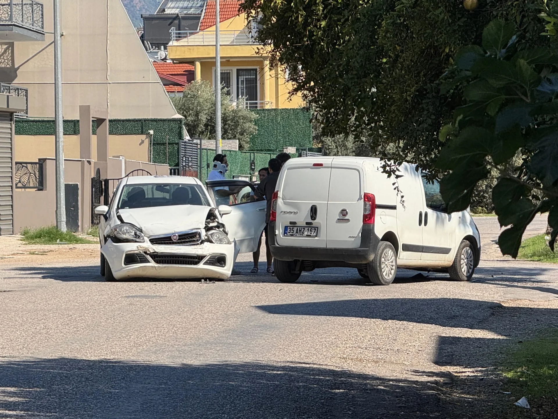Fethiye’de Üç Otomobil Birbirine Girdi