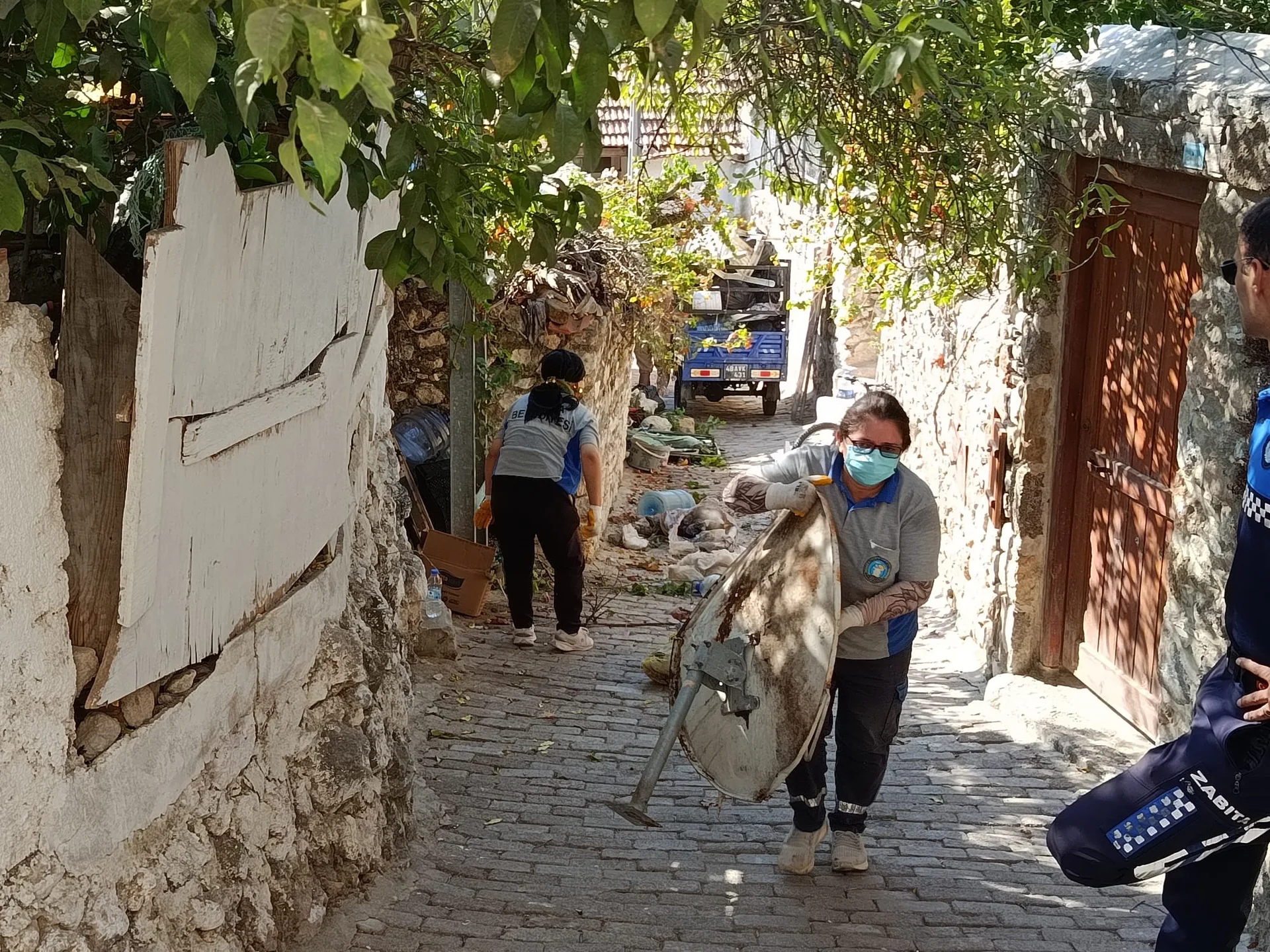 Kötü Kokuların Yayıldığı Çöp Evden 5 Ton Çöp Çıkarıldı