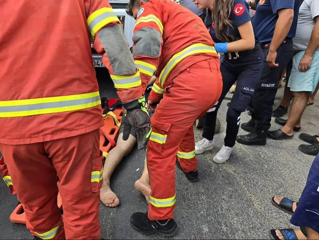 Motosiklet Kamyonun Altında Sıkıştı: Sürücü Yaralı Kurtarıldı