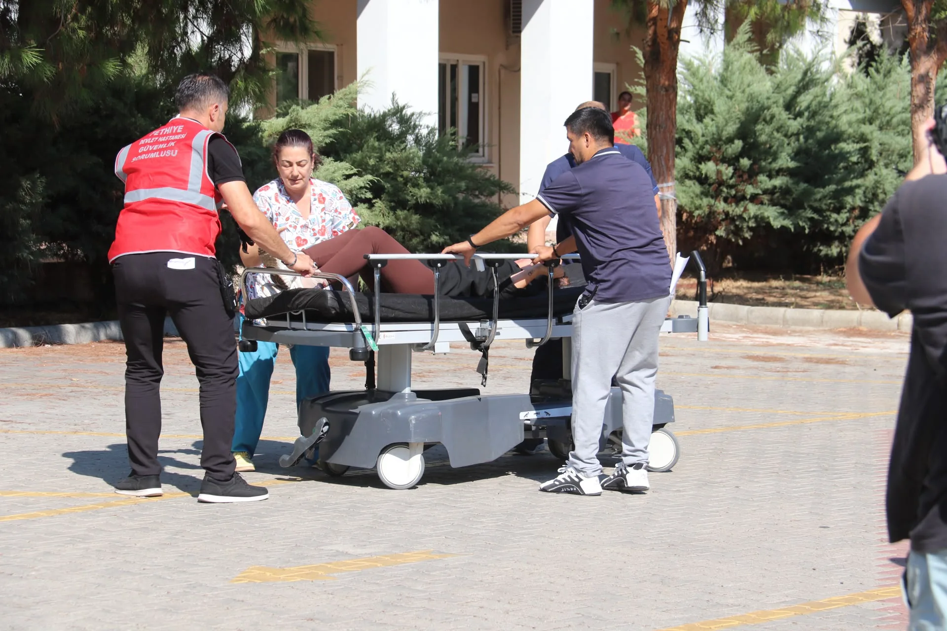Fethiye Devlet Hastanesi’nde Deprem Tatbikatı Gerçeğini Aratmadı