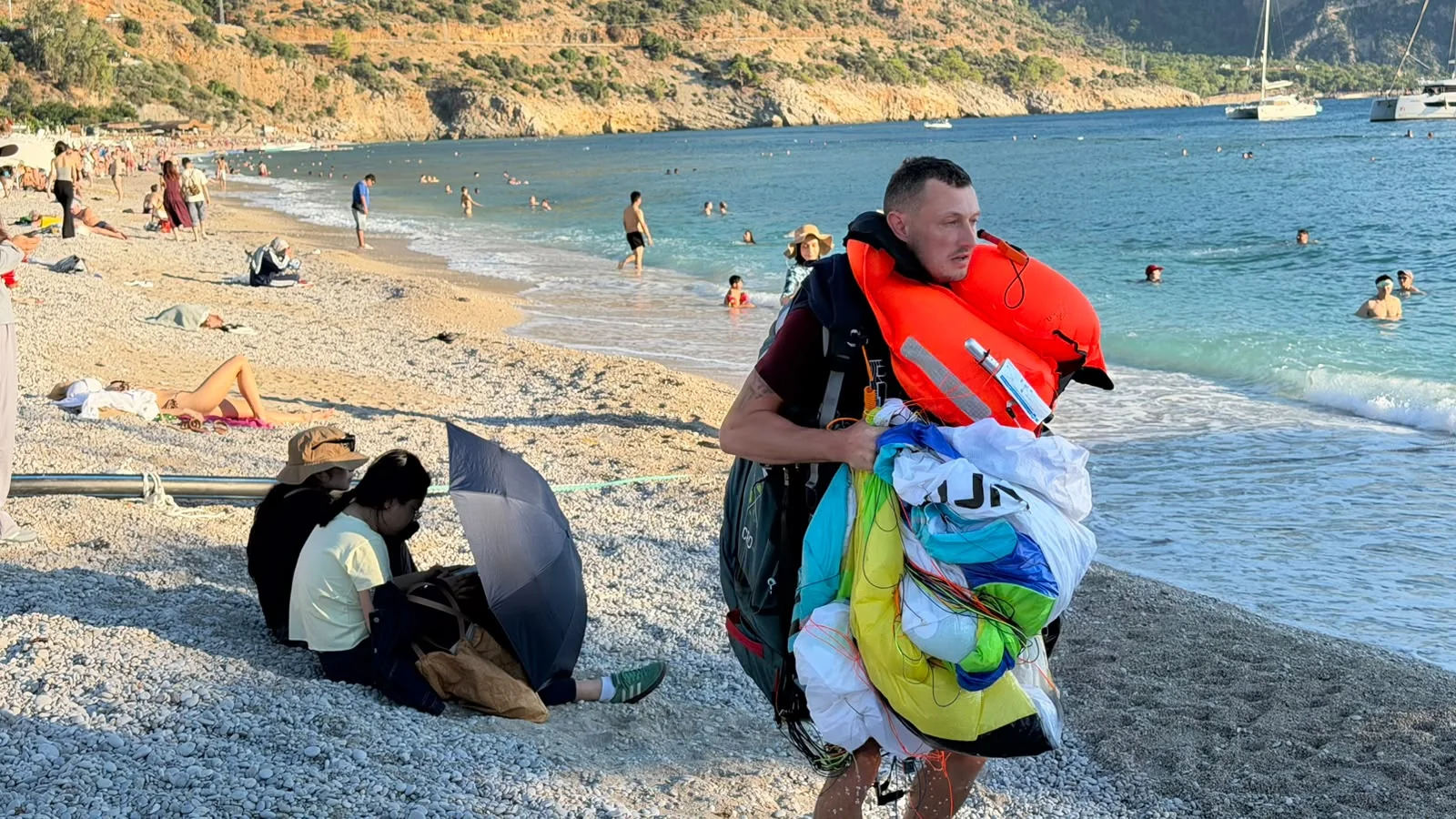 Ölüdeniz’de Taksi Botlar, Denize Düşen Yamaç Paraşütçülerinin Yardımına Koşuyor