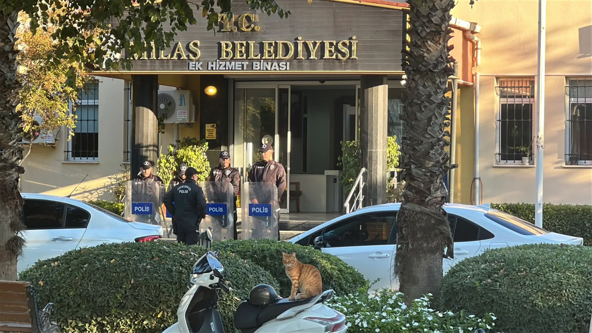 Milas Belediyesine Operasyon, Başkan Ve Oğlu Dahil 35 Şüpheli Hakkında Gözaltı Kararı