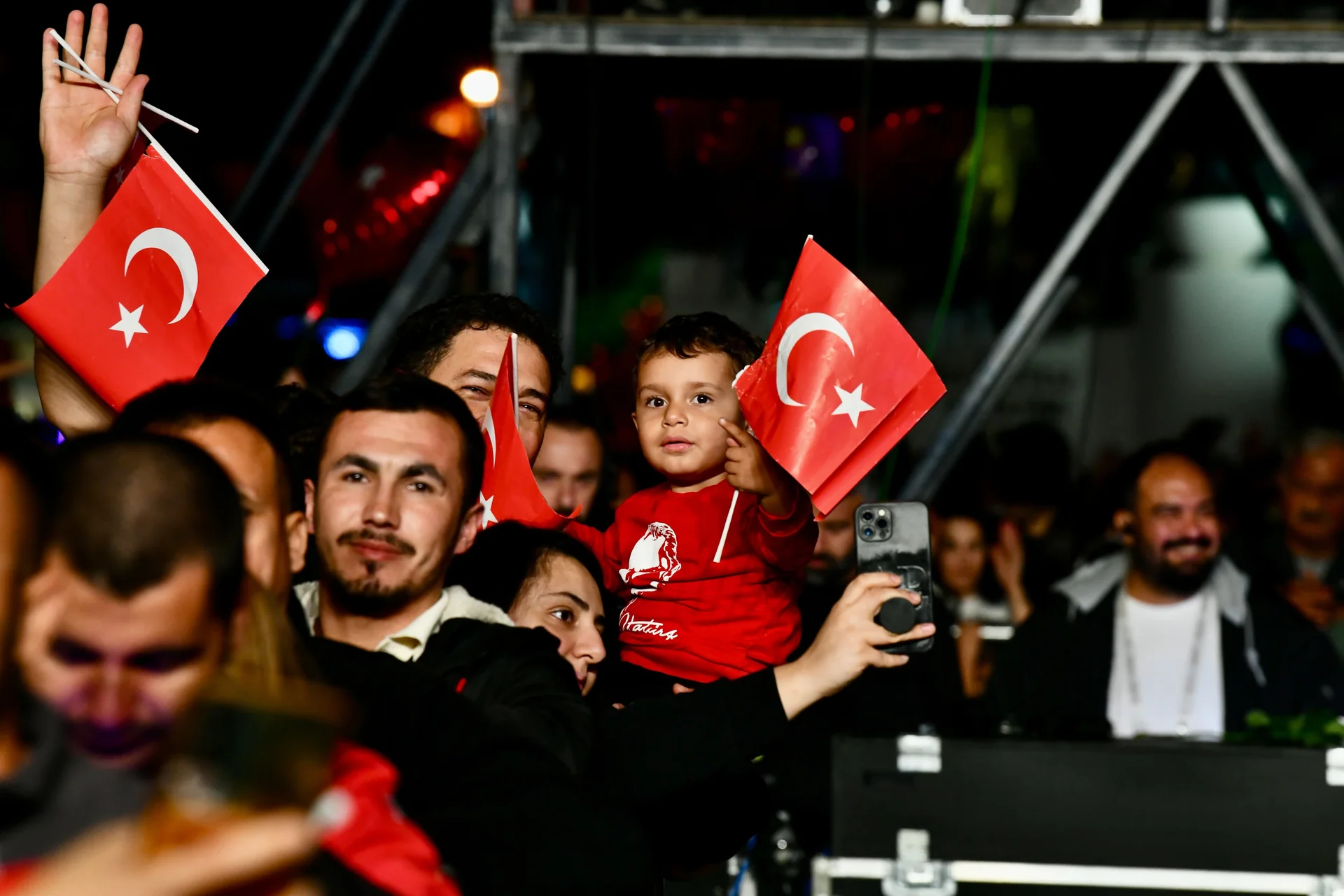 Fethiye’de Meydan Doldu Taştı! Derya Uluğ Sahne Aldı