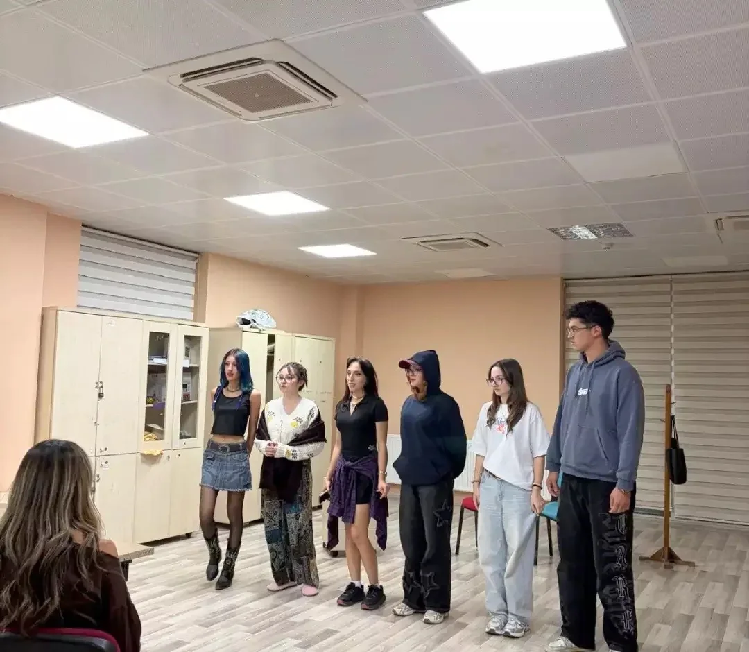 Muğla’da Gençler Kendi Skeçlerini Sahneledi: “Sahne Gençlerin, Hikaye Bizim”