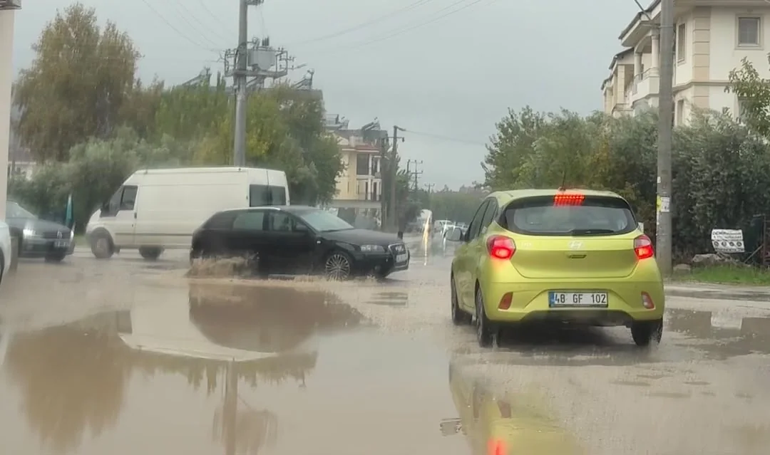 Fethiye’de Yağışla Birlikte Ara Yollar Çamura Döndü