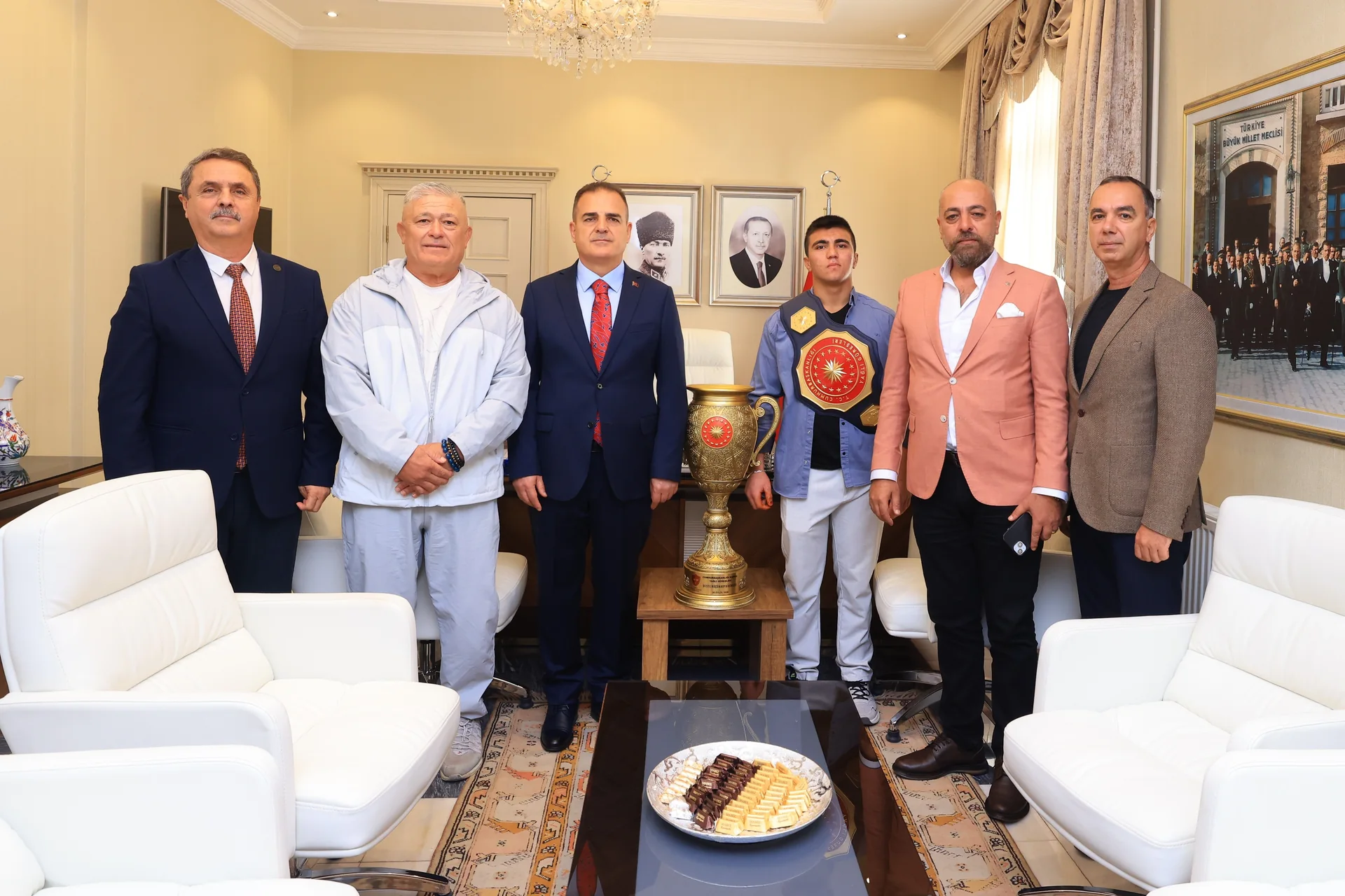Genç Pehlivan Buğra, Vali Akbıyık’ı Ziyaret Etti