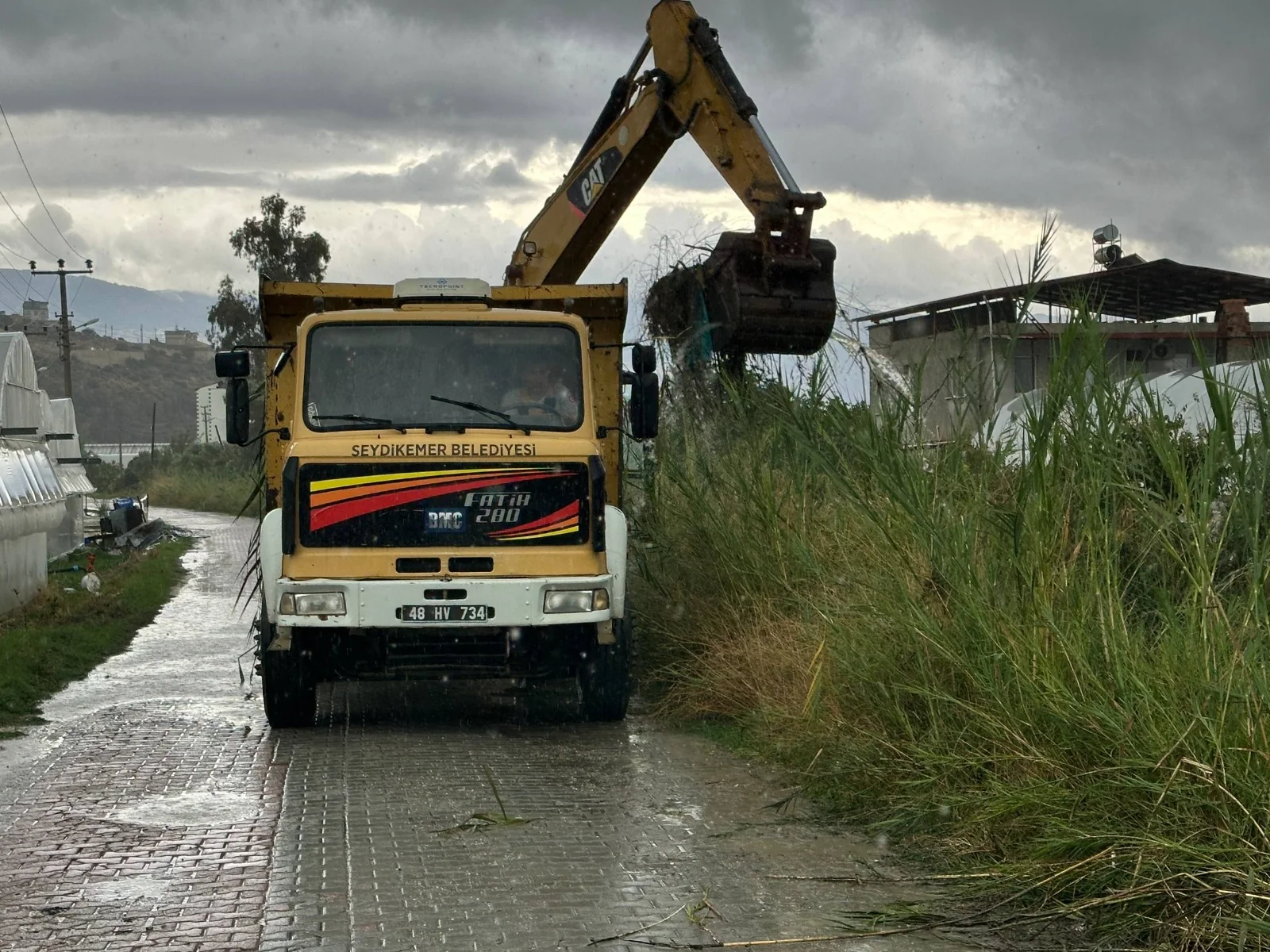 Seydikemer Belediyesi Ekipleri Yağışın Ardından Sahada