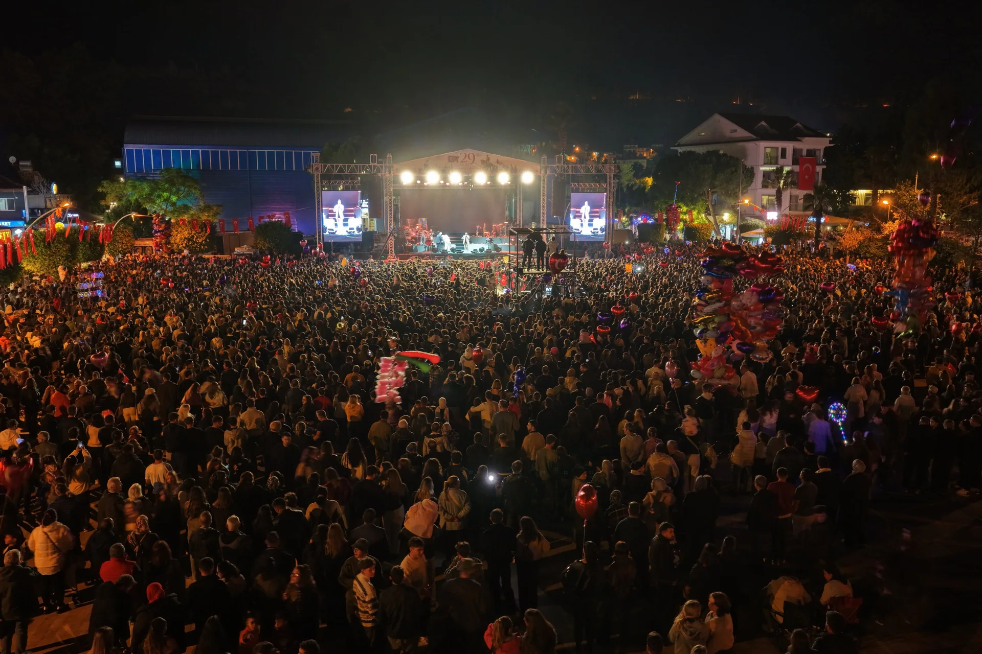 Fethiye’de Meydan Doldu Taştı! Derya Uluğ Sahne Aldı