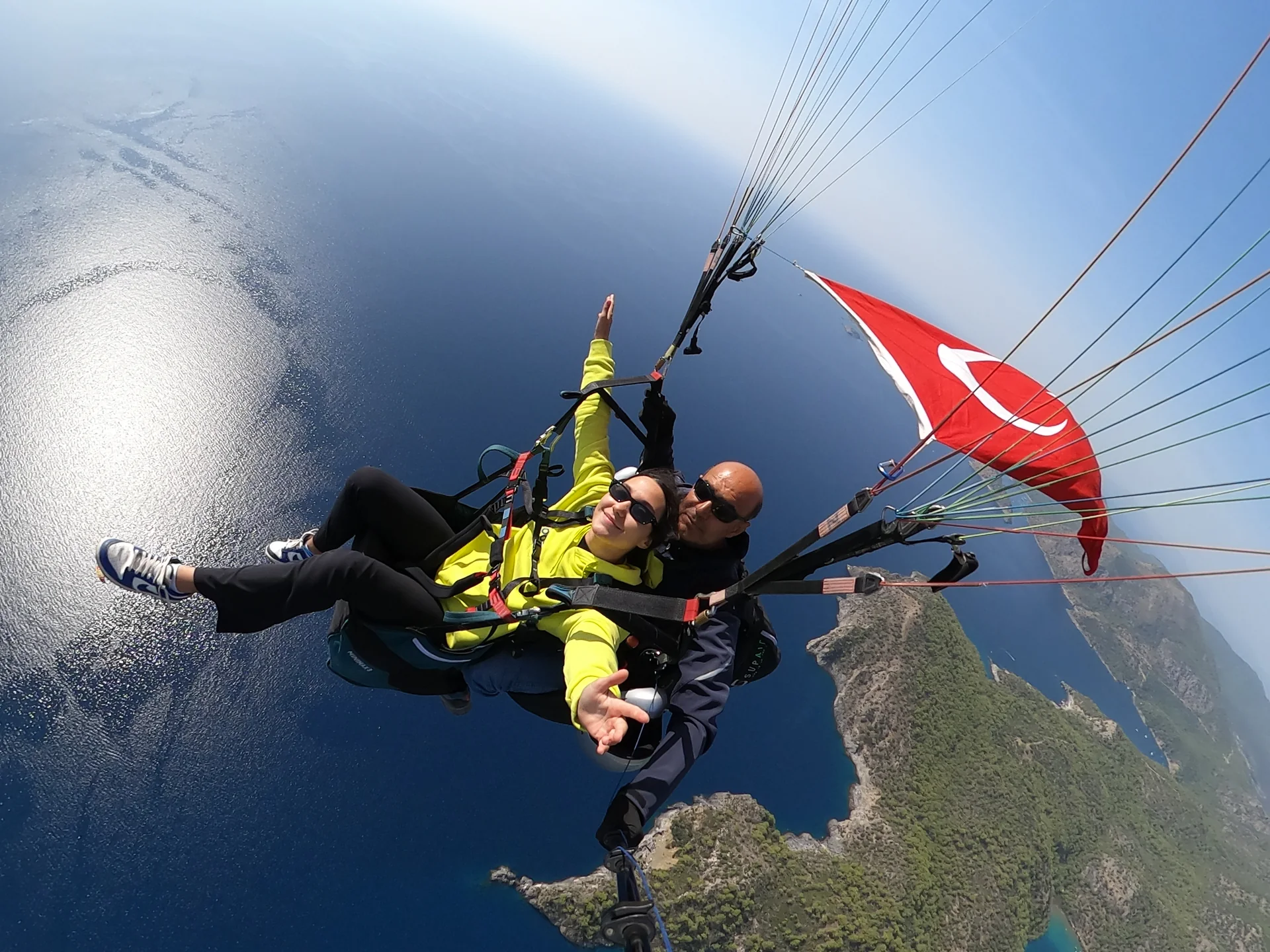 Ölüdeniz’de Yüzerek Yarıştılar, Babadağ’dan Uçarak Ödüllendirildiler