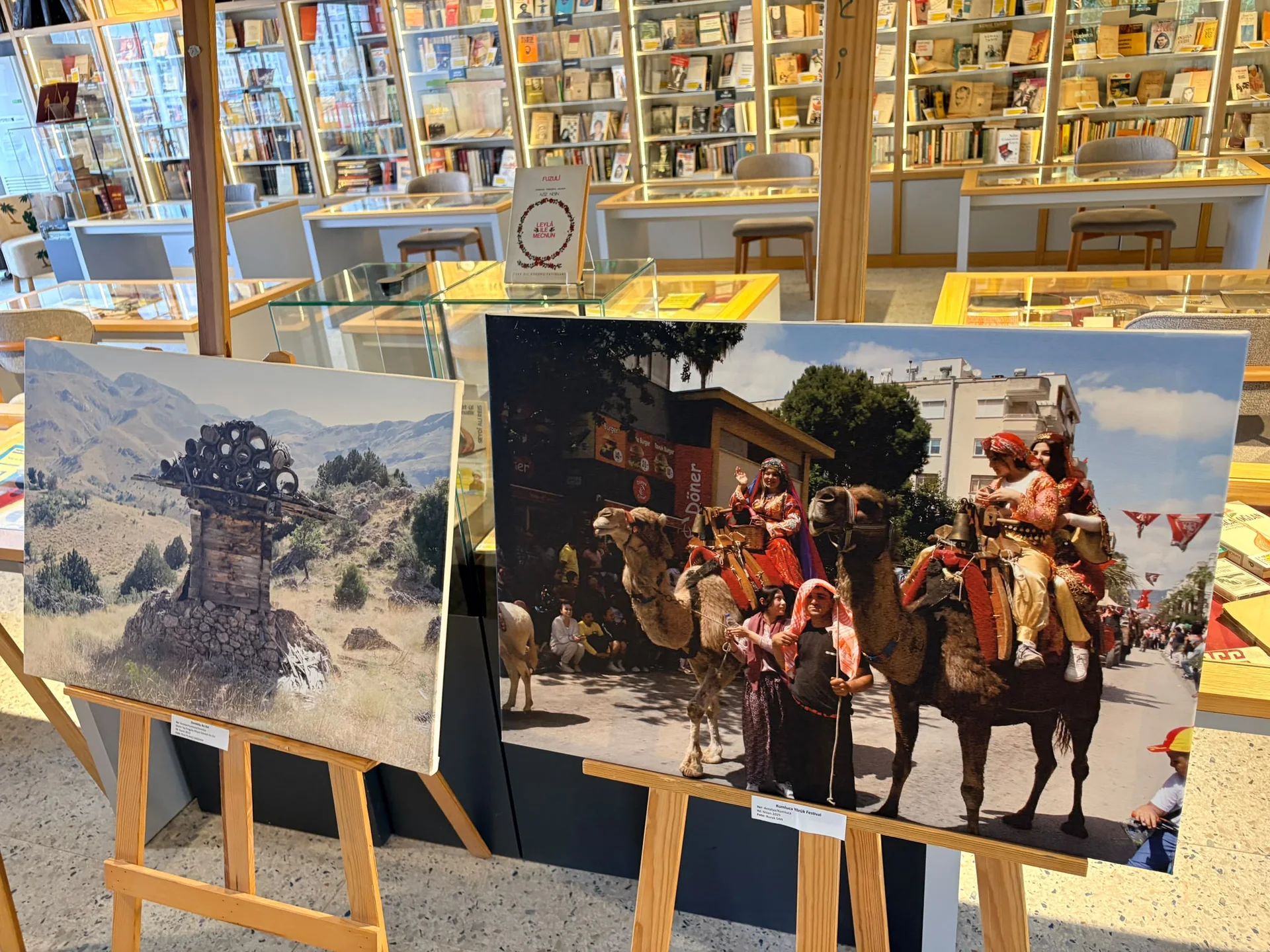 “Kayıp Fısıltılar, Yürüyen İzler” Sergisi Fethiye’de Devam Ediyor