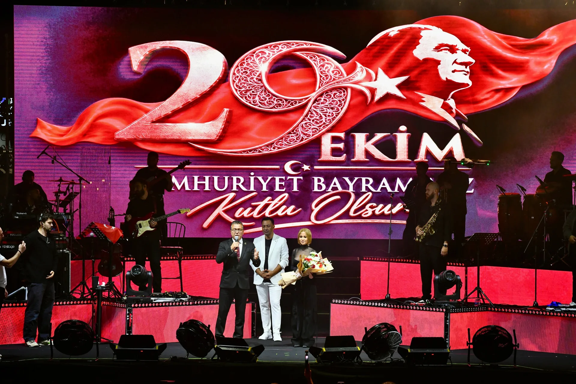 Fethiye’de Meydan Doldu Taştı! Derya Uluğ Sahne Aldı