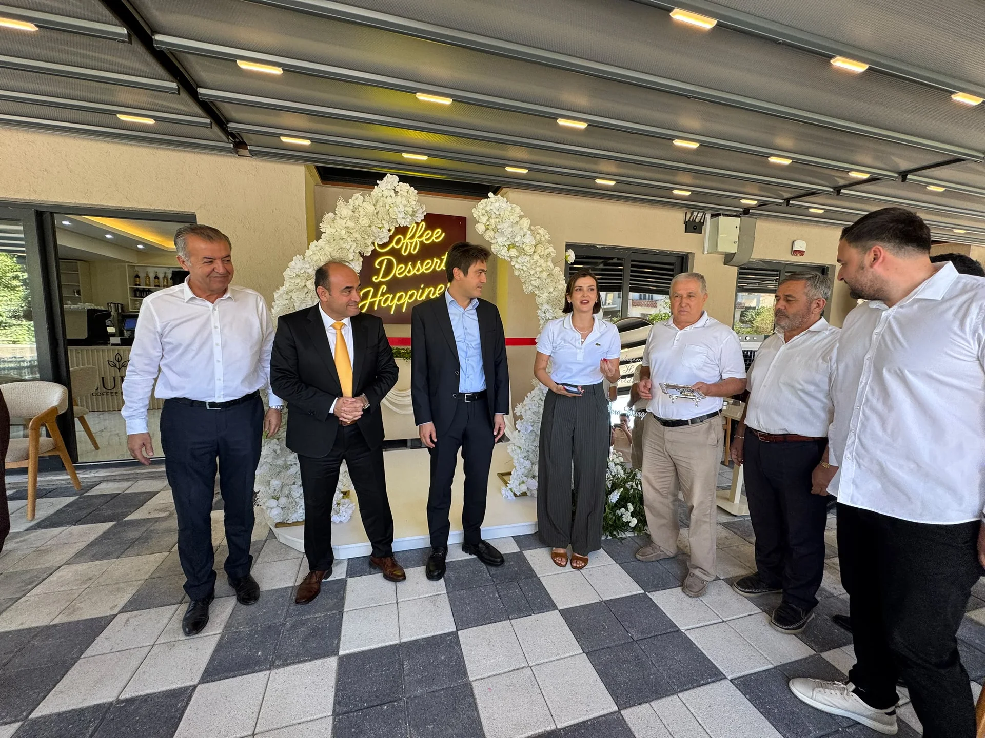 Pera Burger ve Lura Kafe Törenle Hizmete Açıldı