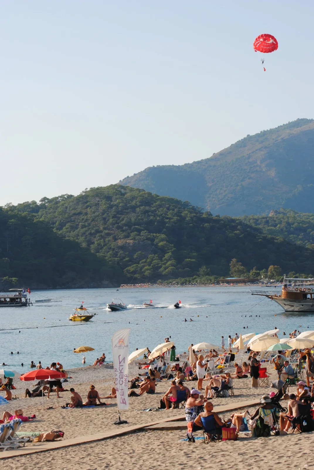 Fethiye’de Turistler Denize Girdi