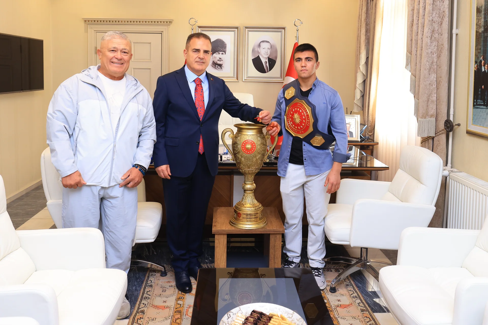 Genç Pehlivan Buğra, Vali Akbıyık’ı Ziyaret Etti