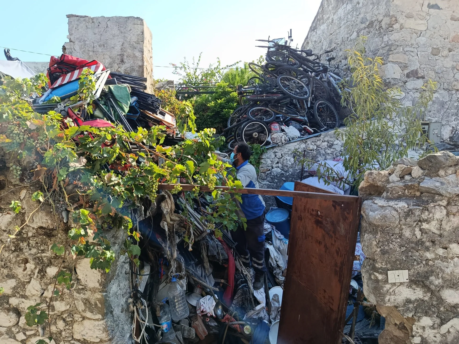 Kötü Kokuların Yayıldığı Çöp Evden 5 Ton Çöp Çıkarıldı